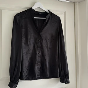Svart silkes skjorta  - Fint skick 