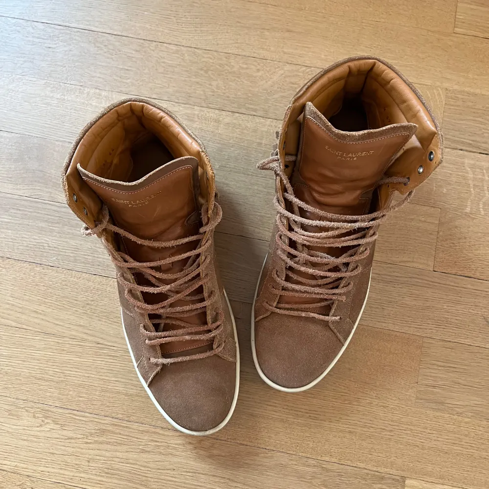 Ett par sjukt snygga höga saint Laurent skor! Perfekta inför hösten/vintern! Skick 9/10 nästintill nya och box, dustbag, extra laces och kvitto tillkommer! Vid frågor eller funderingar är det bara att höra av sig!. Skor.