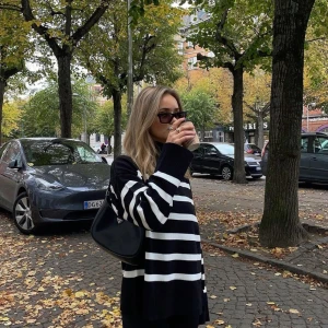 Randig stickad tröja  - Så fin svart vit randig stickad tröja! Perfekt till höst och vinter. Köpt på H&M i storlek S men den är lite oversize vilket ja tycker är nice. VIKTIGT: inte samma tröja som på den första bilen. Tröjan jag säljer har inte hög krage. Bara för inspo!