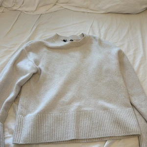 Vit stickade  - Jätte fin stickad tröja ifrån other stories i nyskick