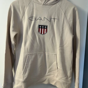 Gant hoodie, Gant mjukis. 200 för varje/400 för båda  - Säljer nu 2 av mina gamla Gant plagg eftersom dom är för små. Båda plaggen är i bra skick för billigt pris.   Beige Gant hoodie- 170 CM, 15 år.  Gråa Gant mjukis- S