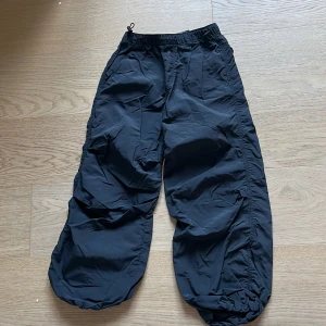 Baggy byxor - Mörk grå ish baggy byxor för barn. Har blivit använda några få gånger, men är i bra skick. Kan diskutera priset!