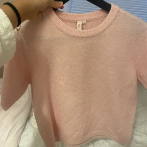 rosa stickad t -shirt - Helt ny stickad tröja med korta ärmar från Nelly .  Starkare rosa i verkligheten. 