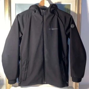 Sail racing jacka - Sail Racing jacka perfekt för hösten och vintern, står 160 men passar även till S. priset kan diskuteras.