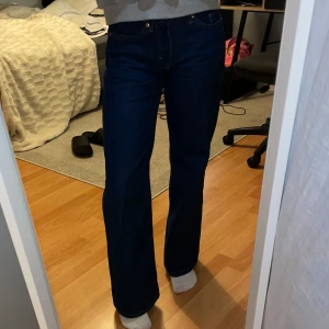 Lågmidjade jeans - Låga mörkblå jeans perfekta för hösten. Nyskick, nypris 499. Storlek W23 L30. Säljer eftersom de är för korta, skriv för fler bilder 💕