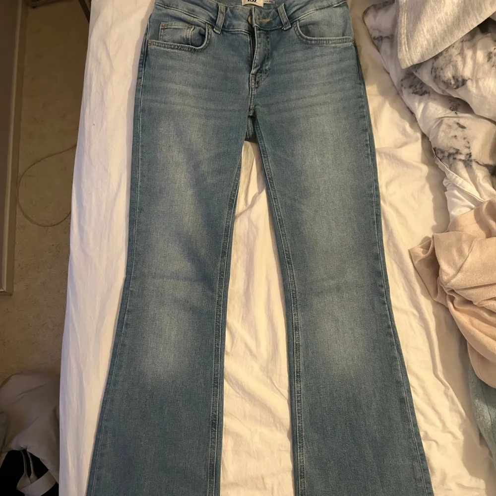 Säljer nu blåa jeans ifrån Lager 157 i storlek XS i full lenght. Dom är lågmidjade och utsvängda. Jeansen är endast är använda en gång och verkligen jätte fina🥰. Jeans & Byxor.