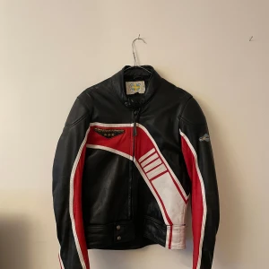 Vintage Läder Motorcykel jacka  - Vintage läder motorcykel Jacka  -  Vintage, men bra skick!  - tufft och tåligt läder - storlek 50, passar som storlek S Pris kan diskuteras!   DM för frågor! Möts i stockholm, annars fraktar jag till resten av landet 