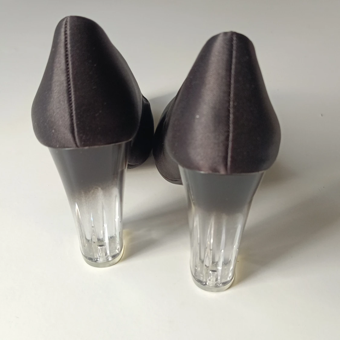 Svarta pumps med transparent klack - 91