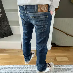 Mörkblå jeans från Lee, passform slim, storlek w30 l32. Special edition par, hårig tab med hästhår.