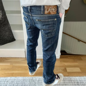 Lee Jeans - Mörkblå jeans från Lee, passform slim, storlek w30 l32. Special edition par, hårig tab med hästhår.