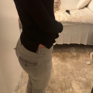 Lågmidjade jeans - Säljer dessa helt slutsålda lågmidjade jeans från Nelly då de inte är min stil längre. Hör av er vid frågor❤️