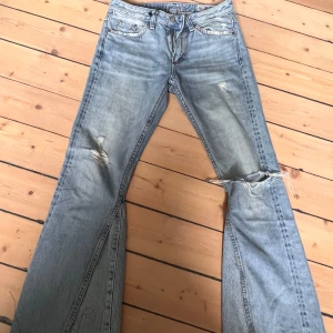 Lågmidjadejeans - Fina lågmidjade jeans som är omsydda till bootcut. Storlek 26/30, tyvärr för små för mig