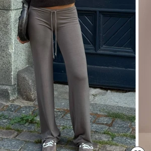 . - Säljer ett helt nytt stick som inte användts endast testat! Säljer de pågrund av att dem sitter alldeles för långa på mig som är 155 cm.  Levarans ingår inte i priset😊