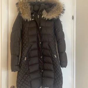 Jacka - Har gått sönder på hängaren och lite vid armen men det går att sy