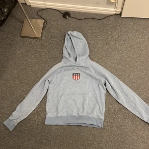 Gant Hoodie storlek 170 - En Gant Hoodie i ett bra skick liten i storleken 
