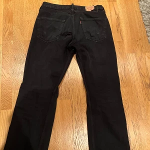 Levis 501 - Byxorna är ganska slitna och har ett hål i röven som har lagats. Men som sagt välanvända o därför säljer jag så billigt