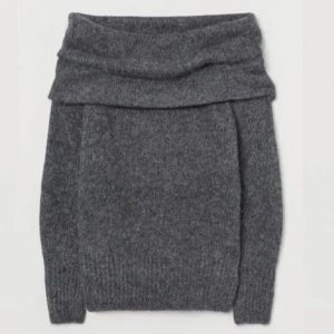 Pdf shoulder tröja - Jätttefin stickad of shoulder tröja från Hm. I en jätte fin mörkgrå färg. Perfekt nu till hösten. Bra skick 💕💕 Inte använd många gånger 💕