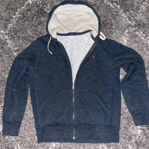 Ralph lauren hoodie - Tjena! Säljer nu denna feta sällsynta ralph lauren zip hoodien i navy blå/grå färg. Strlk M, utan defekter nypris runt 1900kr, mitt pris 599!✅