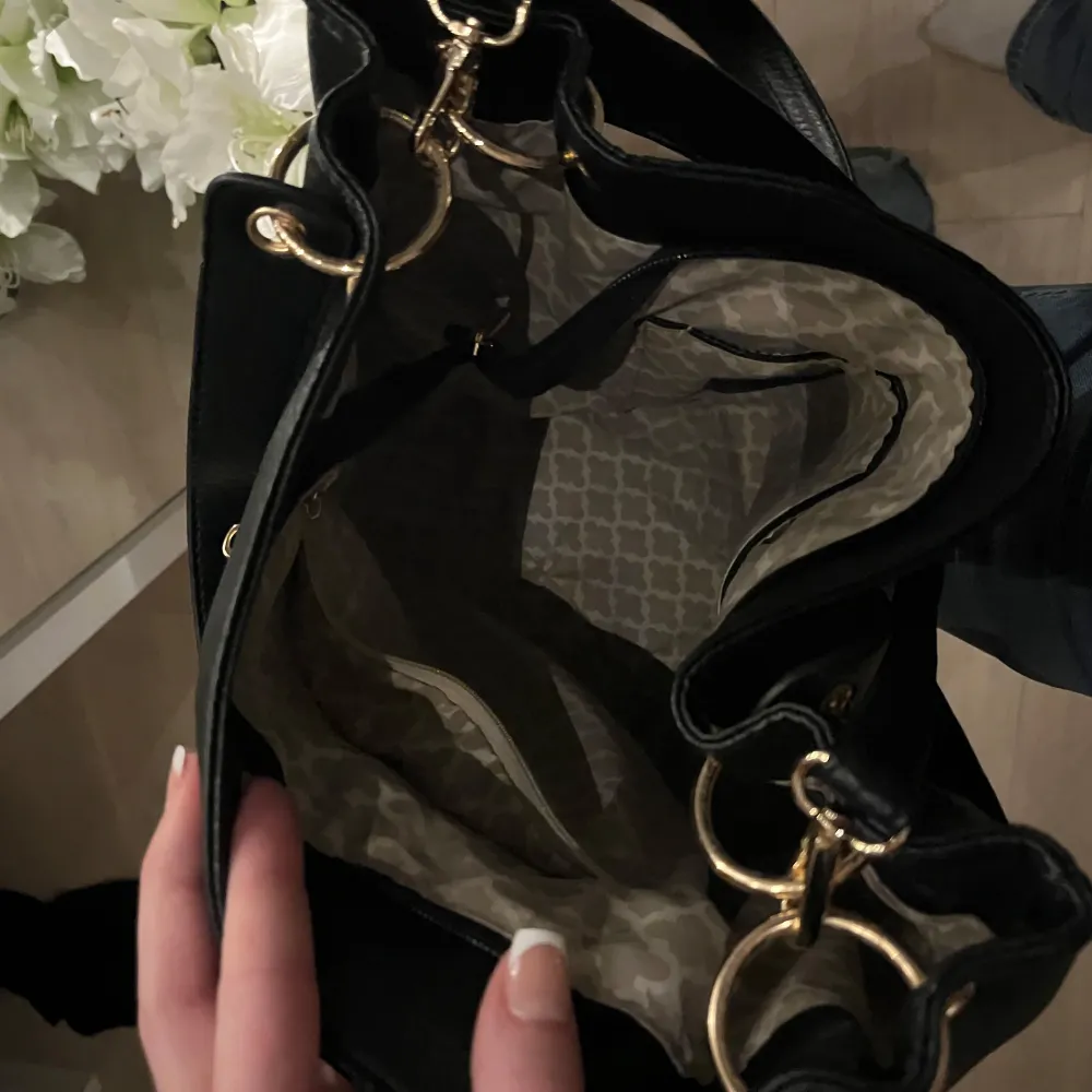 Säljer nu min fina och unika väska då den knappt kommit till användning. Köpt för 3 månader sedan för 899kr och endast använd 2 gånger. Den är super rymlig och väldigt bekväm att ha med sig. Skriv privat för fler bilder, pris kan diskuteras🩷. Laukut & Käsilaukut.