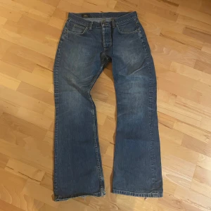 As feta lee flare/Bootcut byxor - Riktigt sköna, skicket är bra förutom att de har lite heeldrag. Skön flare. Pris kan diskuteras vid snabb affär✅