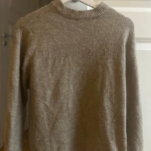 Beige stickad tröja  - Jättefin stickad tröja som inte kommer till användning! Super bra skick❤️