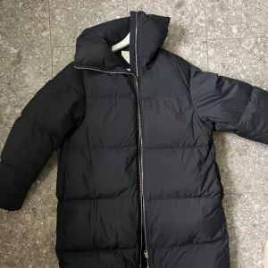 Dunjacka från arket - Väldigt lite använd jacka från arket. Köpt förra året och verkar inte gå att köpa nu. Hög i kragen och väldigt varm.  Storlek XS, NYPRIS: 2600kr mitt pris: 700kr inkl spårbar frakt. Ligger ute på fler sidor.