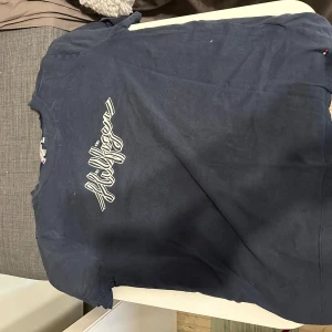 Tommy hilfinger t-shirt - Väldigt fin t-shirt! Använd 1 gång sedan dess har den legat i garderoben. 