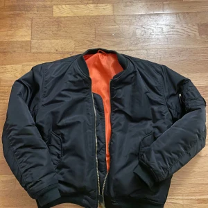 Bomberjacka  - Hej! Säljer en bomberjacka/pilotjacka. Köpt på sko Uno i Stockholm. Använd men i gott skick. Finns i Stockholm och kan skickas! 