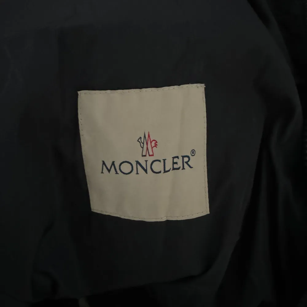 Hej säljer denna moncler jacka modellen heter Jean Claude och tillverkas inte, köpt här på plick, skick är 10/10 använt ett fåtal gånger INGA DEFEKTER, helt ny inga hål ingen skada, priset är inte hugget i stenen och kan gå ner i pris vid snabb affär. Jackor.