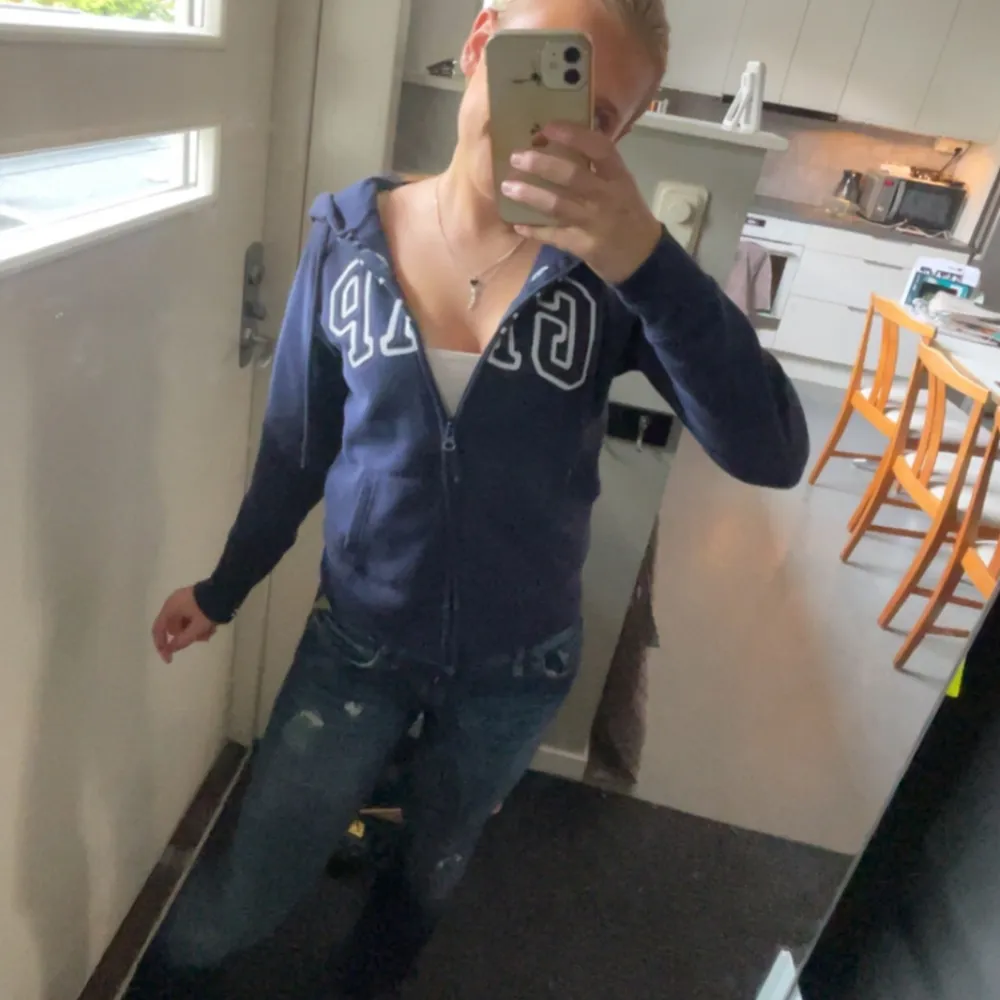 Säljer min jätte fina gap hoodie då den inte längre kommer till användning den är i ett jätte fint skick. Skriv vid fler frågor eller bilder 💘. Hoodies.