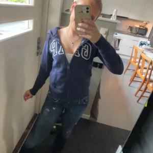 Gap hoodie  - Säljer min jätte fina gap hoodie då den inte längre kommer till användning den är i ett jätte fint skick. Skriv vid fler frågor eller bilder 💘