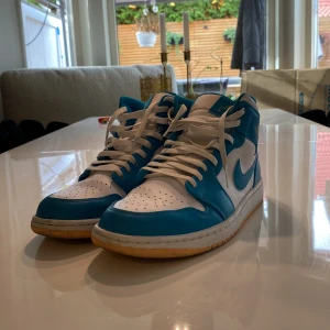 Jordans 1 mid - Nästan oanvända och knappast creasade jordan 1s mid vit blå kombo av färg fått i födelsedagspresent men använt knappt och ba ligger