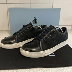 Lanvins  - Lanvins i 9,5/10 skick, toe boxen är nästintill perfekt! St uk8 som motsvarar st 43. Allt og medföljer vid köp, dustbag, box och extra skosnören ! Vid minsta fundering är det bara att höra av dig 📩 (vi svara så snabbt vi kan )