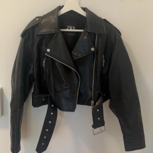 Skinnjacka - Skinnjacka från zara, använd en gång. 