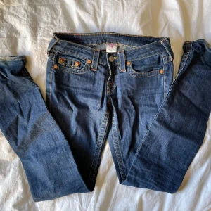 True Religion Jeans slim fit - Truies!! Skitsnygga med klassiska synliga stygn. Nästan helt oanvända.