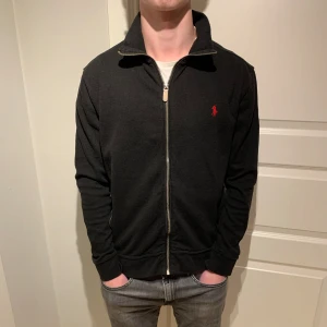 Ralph Lauren | Helzip - Snygg Raffe tröja! | Finns nått tecken på användning men fortfarande rikigt fint skick! Inga hål eller fläckar✅| Storlek M men sitter mindre som en S ish. | Ställ gärna frågor innan du köper!