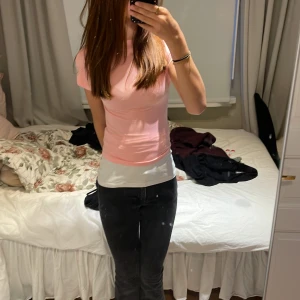 Rosa kortärmad topp - Säljer en söt rosa kortärmad topp i tight passform. Perfekt för sommardagar eller som ett lager under en jacka. Toppen är i ett mjukt och stretchigt material som sitter skönt mot kroppen.