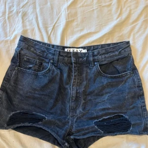 Jeans shorts - Små i storleken, annars skit snygga lite ur tvättade i färgen men va en sån färg Bra skick