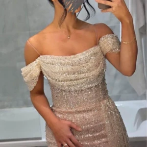 Festklänning - Säljer min fina klänning som endast använts i några timmar. Den är i storlek 32-34 😊