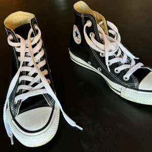 Höga Converse Toppskick - Höga svarta Converse stl 36. Toppskick, endast använda ett par gånger och då med innersula. 200 kr eller högstbjudande.