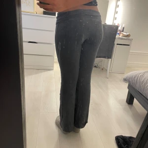 Yoga pants - Gråa yoga pants. Inga synliga skador. Inte alls använda. Säljer pga att de är för små. Kontakta mig för mer information eller bilder!😊✌️