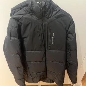 Sail racing jacka  - Säljer nu denna sail racing jacka eftersom den inte används. Skriv för fler bilder, pris kan diskuteras. Storlek: M Köpt för 4500kr
