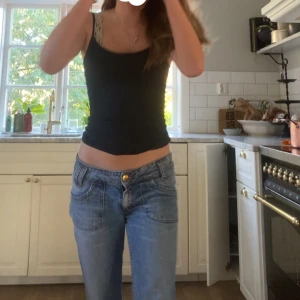 Lee jeans - Säljer mina favvo jeans pga de inte passar mig längree🥲🥲 helt perfekta nu till hösten😍🙏är lowwaist bootcut, skriv vid frågor❤️ har en liten deffekt vid ena fickan men är inget som man tänker på eller som syns på!! Uppdaterar med bild på den imrogon🫶🫶🫶
