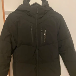 Sail racing vinterjacka  - Mycket bra skick. Inga märken, hål, fläckar eller andra defekter. Perfekt för en kall vinter. Super bra foder i jackan. Ny pris 3000kr.