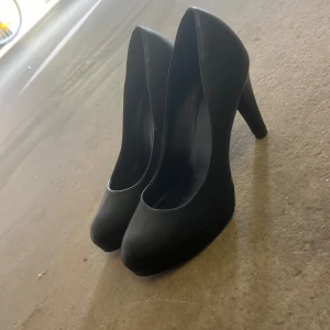 Svarta Klackar - Klacken är 10cm och platån ör hög så de blir väldigt bekväma. Använda en gång enda defekten kan man se på sista bilden. Nypris 350kr.