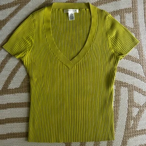 Olivgrön topp - En olivgrön topp i jättebra skick. Storlek M, men kan även passa L. Mer info finns i profilen ᥫ᭡