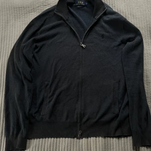Ralph lauren full zip  - Säljer min snygga full zip i storlek M. Byten funkar 