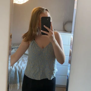 Linne från Lindex  - Säljer detta jättegulliga linne från Lindex i stl. S. Det är blått med gula blommor/mönster ☺️ Det är använt fåtal gånger och i fint skick!!