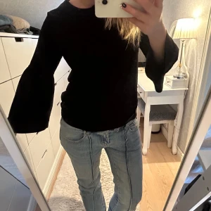 Blus - Säljer denna blus i storlek s, priset går att diskutera vid snabb affär😊🩷hör av dig om du har frågor eller vill ha mer bilder