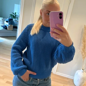 Stickad tröja - Stickad tröja i fin kornblå färg